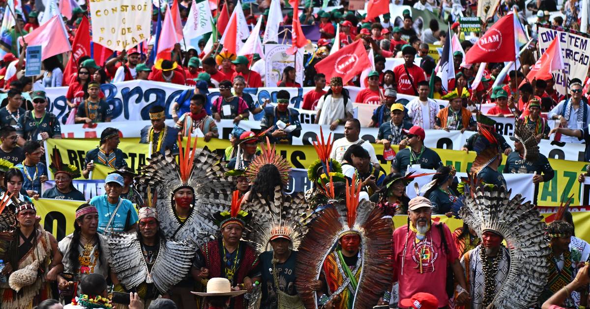 Milhares de ativistas e indígenas manifestam-se em Belém: “Viemos aqui para defender o clima. Hoje, testemunhamos um massacre”