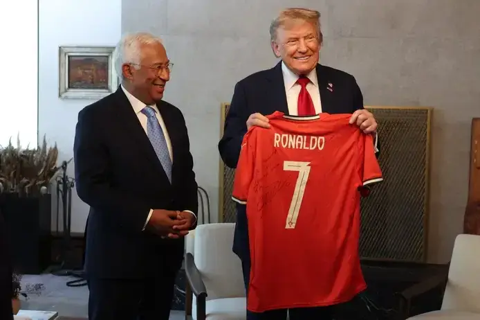 Trump com a camisola da Seleção assinada por Cristiano Ronaldo, oferecida por António Costa numa reunião em Washington