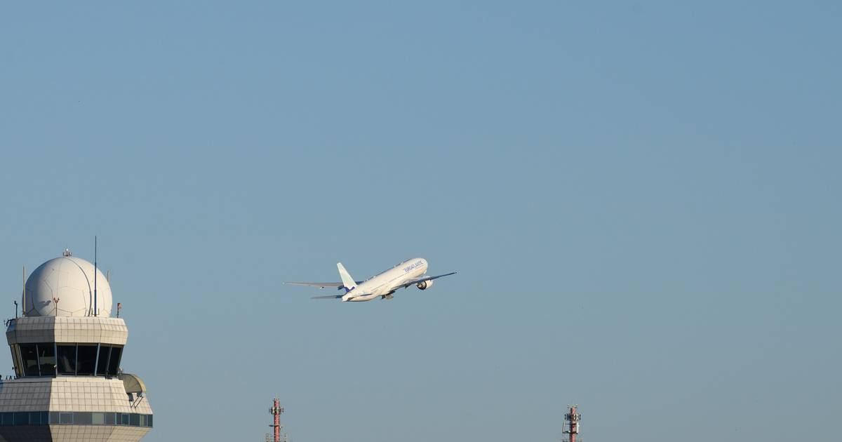 Polónia fecha dois dos principais aeroportos de apoio militar à Ucrânia e põe defesa aérea em estado de prontidão máxima