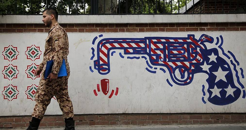 Propaganda, resistência e inimizades sem fim: nas paredes de Teerão, os murais revelam um ano turbulento no Irão