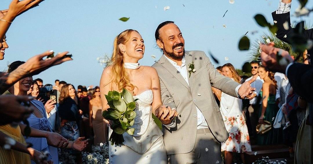Gabriel O Pensador casa-se aos 51 anos com a ‘influencer’ Gabriela Vicente, de 24: “Solitário surfista não tá mais só”