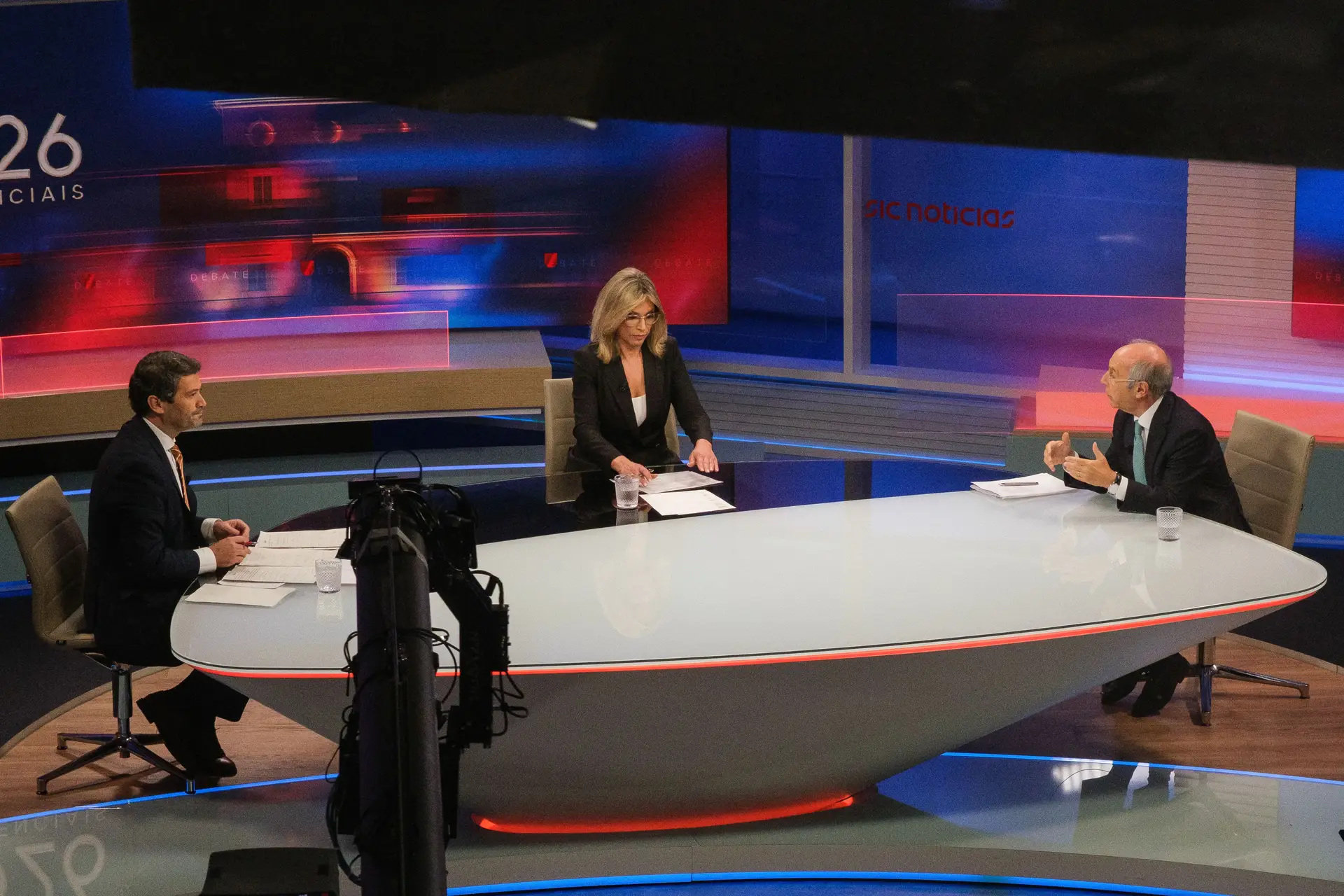 Một cuộc tranh luận về tham nhũng giữa Ventura, "cảnh sát trưởng" và "kẻ kích động chính của Vương quốc," và Mendes, "con rối của chính phủ" - Expresso