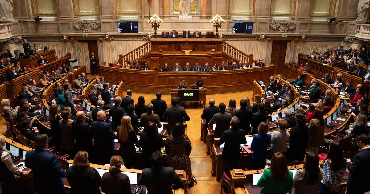 Government defends labour legislation in budget approval