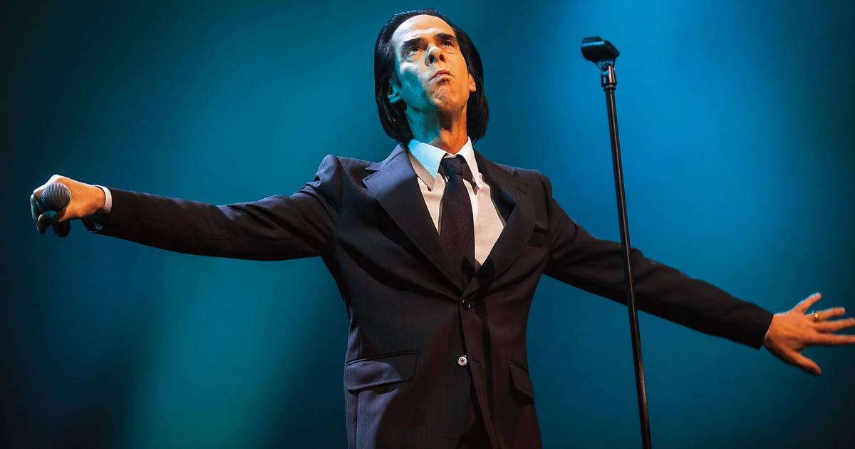 Nick Cave lia a Bíblia pelas histórias mais escabrosas, depois escreveu um evangelho: “Live God”, um disco ao vivo que também é uma missa