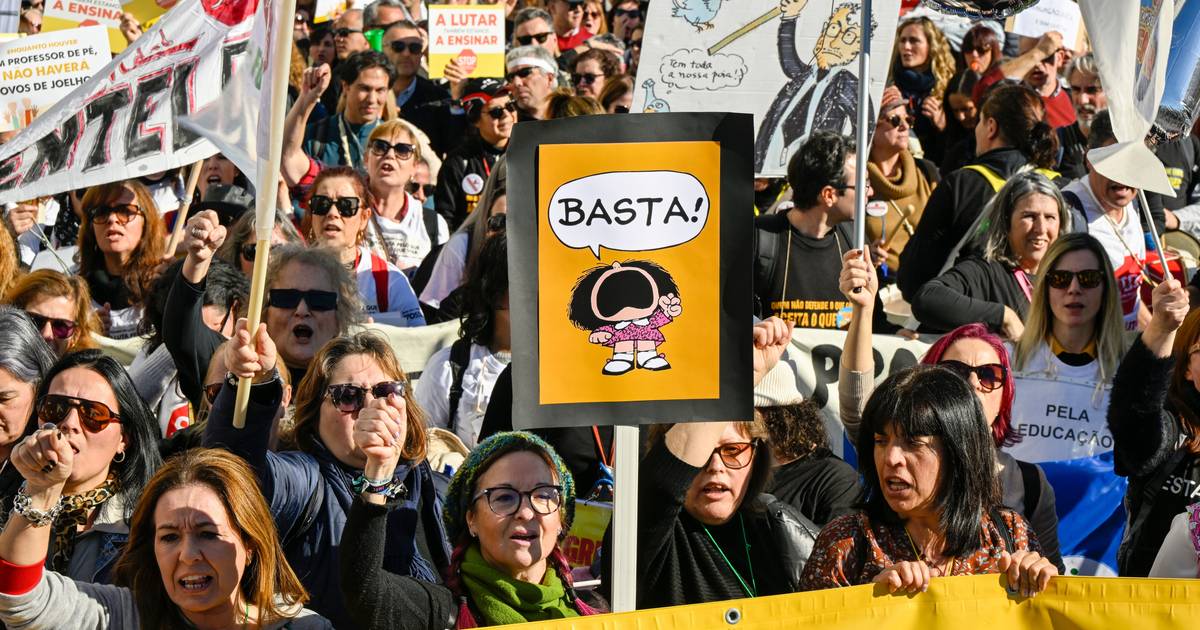 Greve geral parou transportes, lixo e Autoeuropa; serviços mínimos cumpridos; Ventura culpa Montenegro