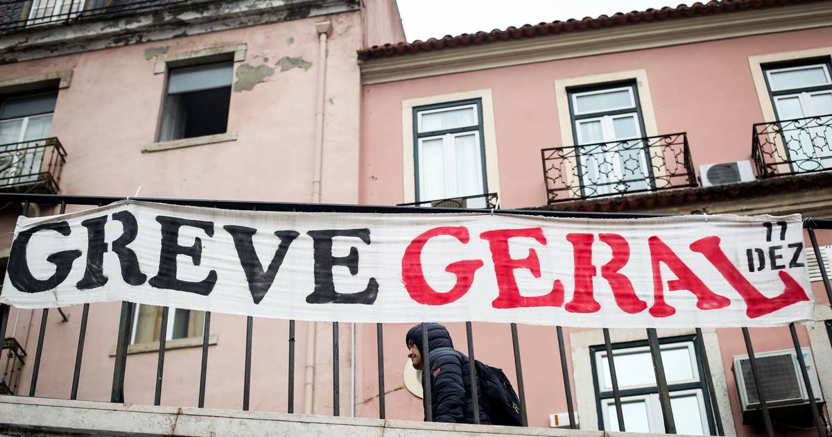 General strike seen from the streets: grey morning, empty buses, and a country that slowed down