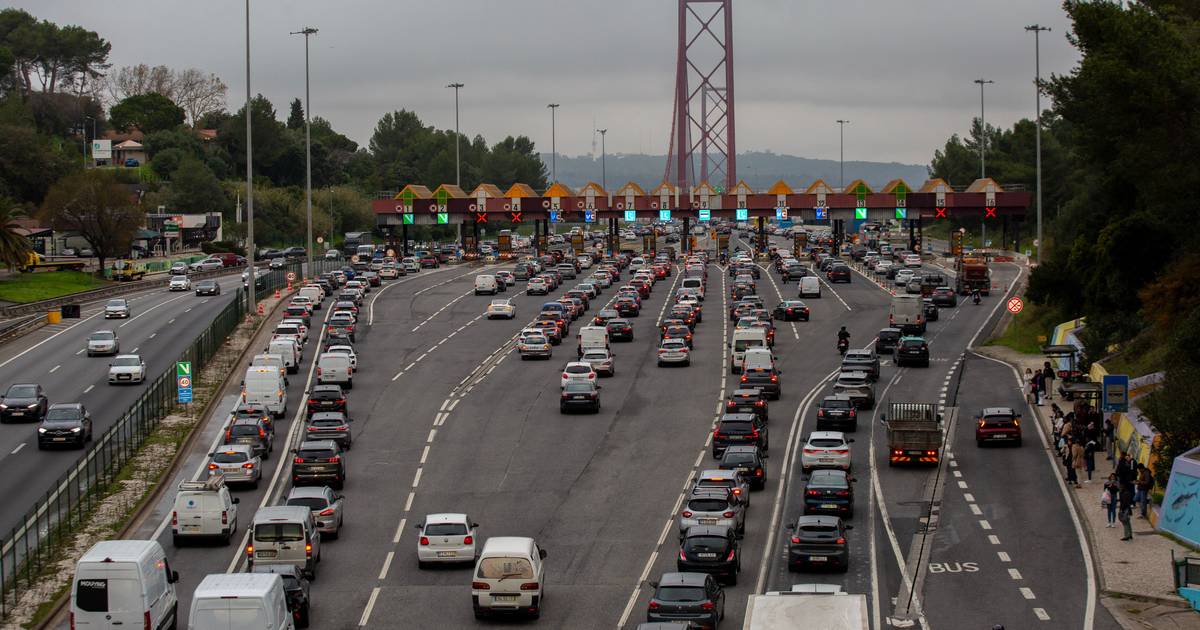 Um morto em acidente na Ponte 25 de Abril após colisão entre camião e motociclo