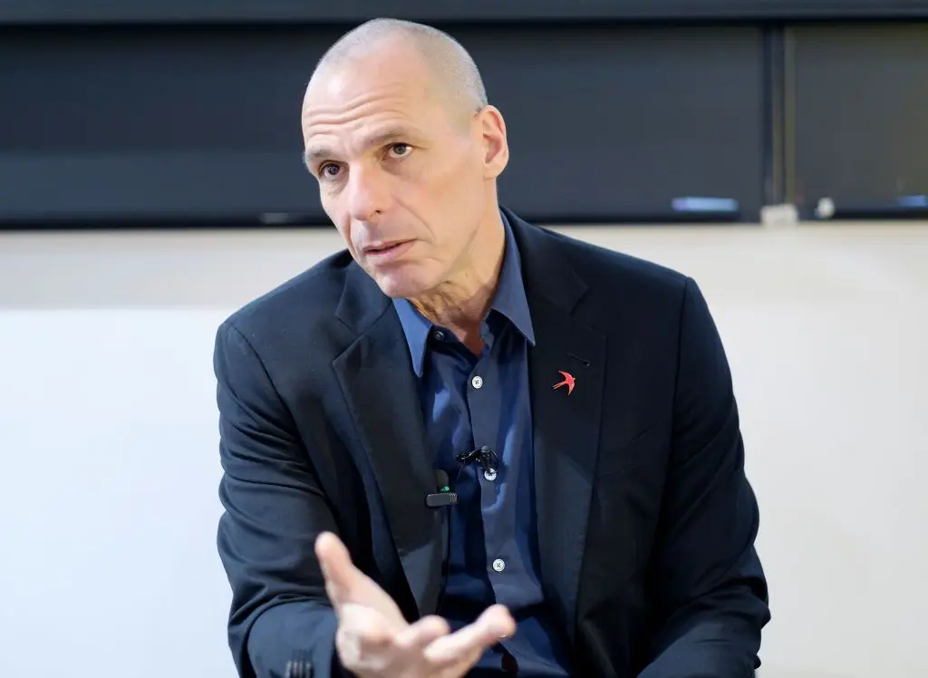 Yanis Varoufakis é um dos críticos mais contundentes do poder das big tech. No livro "Tecnofeudalismo", defende que a democracia não sobrevive sem enfrentar a concentração digital e devolver a propriedade das máquinas aos trabalhadores
