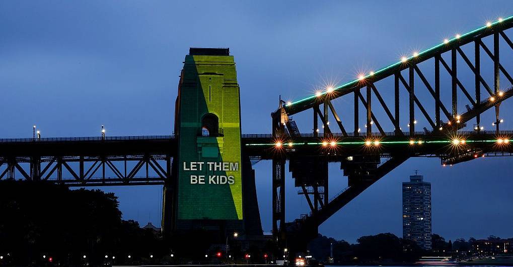 Jovens australianos podem “ter um part-time” mas não “entrar no Youtube”: afastados das redes sociais, os pais ajudam-nos a contornar a lei