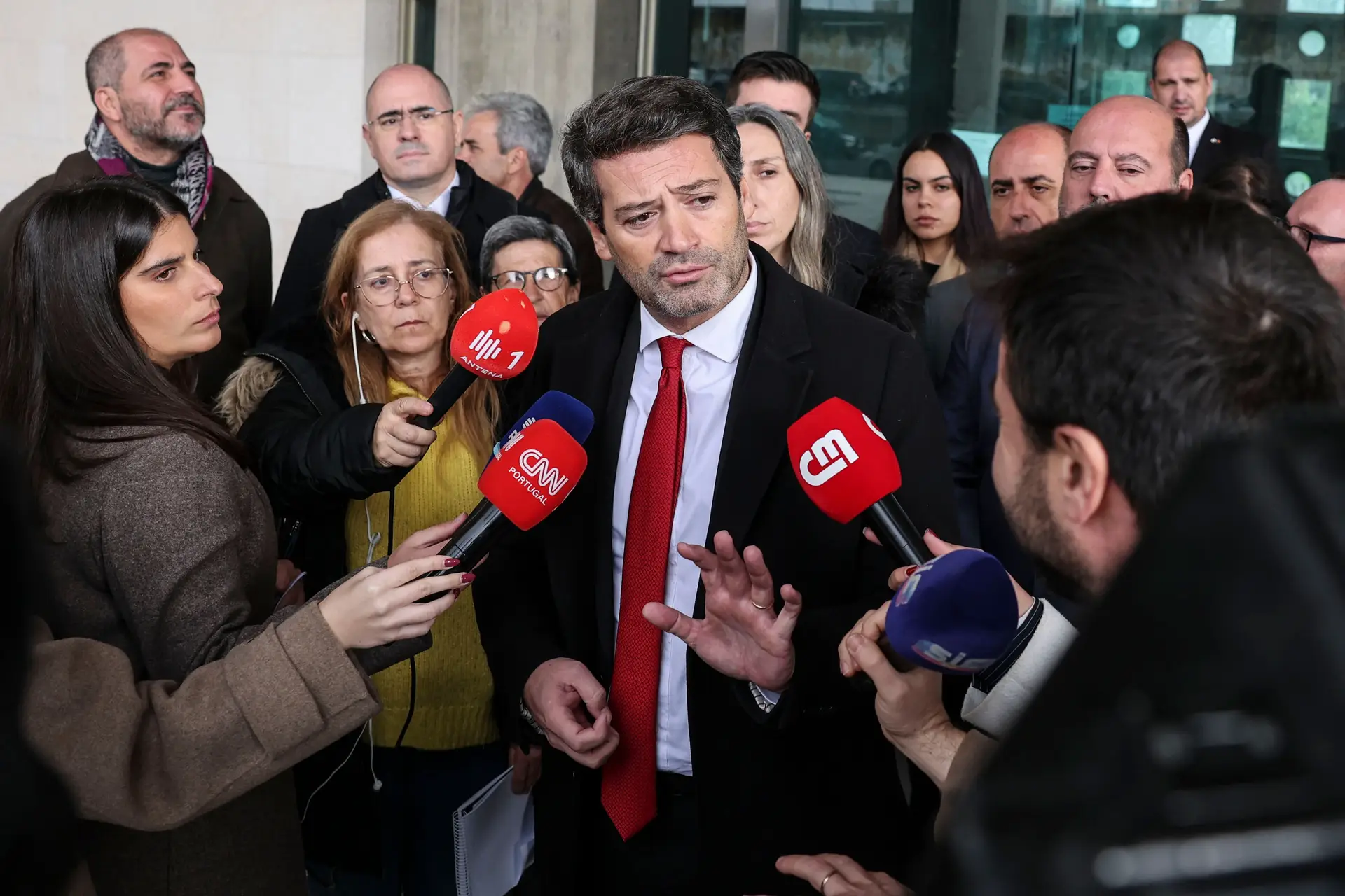 Tribunal manda retirar cartazes do Chega sobre ciganos - Expresso