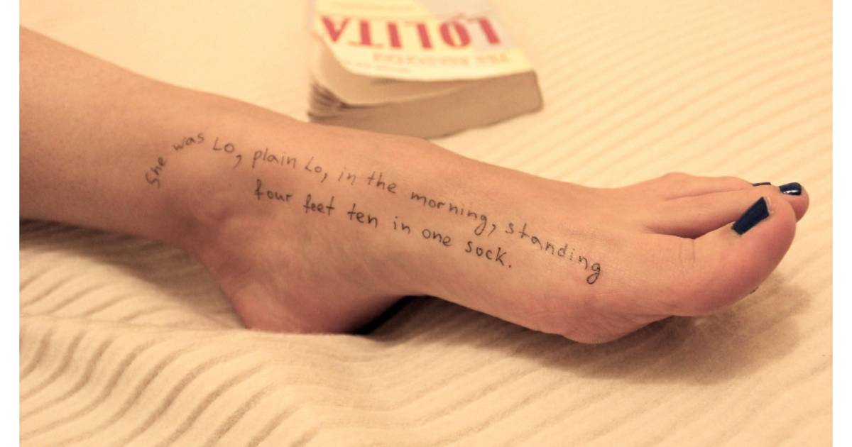 Reveladas novas fotos do espólio de Epstein: há imagens de uma mulher com passagens de "Lolita" escritas no corpo