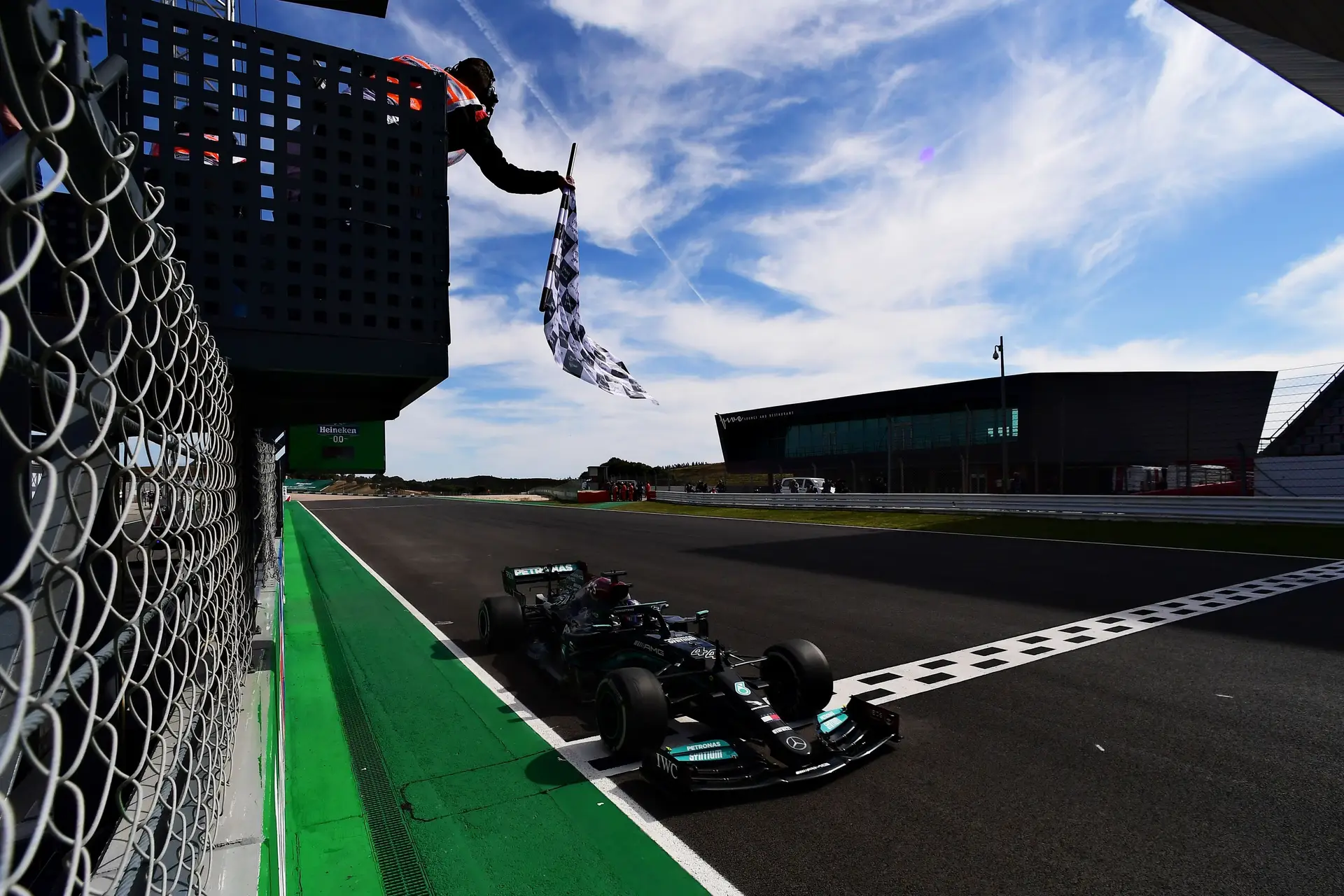 Lewis Hamilton a ver a bandeira ao xadrez quando venceu o GP de Portugal de 2020, em Portimão