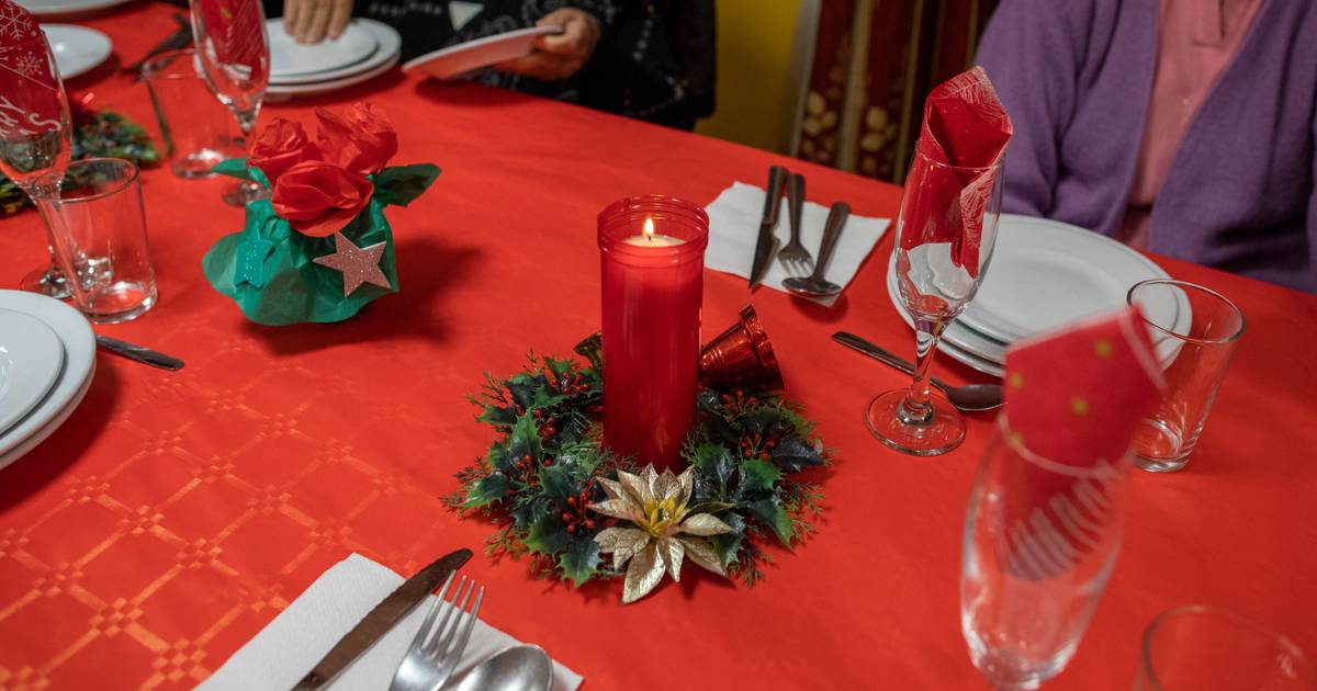 Todos cabem à mesa na ceia solidária de um café em Paços de Ferreira