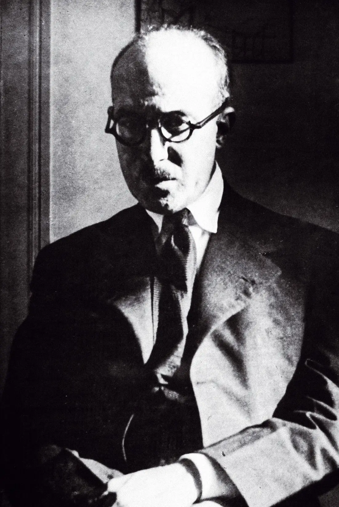 Morreu a 30 de novembro de 1935, no Hospital de São Luís, em Lisboa, aos 47 anos. O consumo de álcool envelhecera-o precocemente 