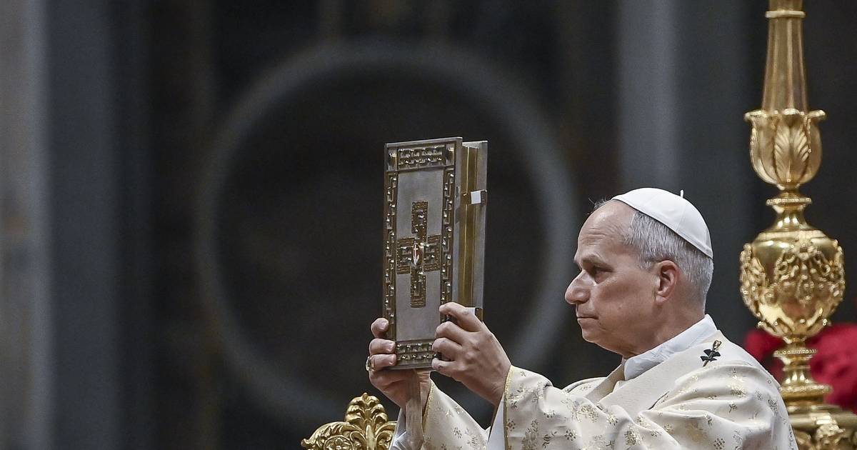 Papa Leão XIV lembra o sofrimento de Gaza durante missa de Natal, que voltou à celebrar-se na basílica de São Pedro 30 anos depois