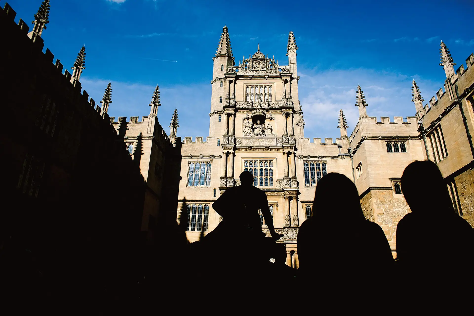 À entrada da Bodleian Library de Oxford, que serve os propósitos de investigação da Universidade de Oxford, a Tower of the Five Orders é uma atração turística