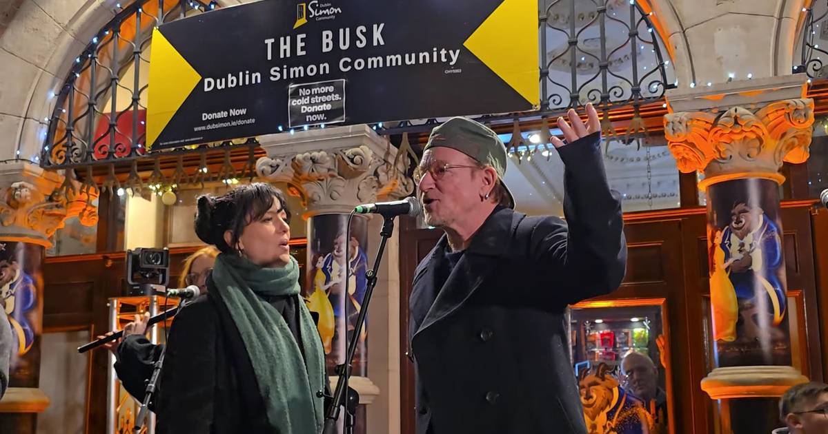 Bono, dos U2, cantou na rua para ajudar os sem-abrigo no Natal