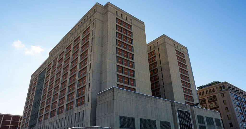 Sobrelotada, com más condições e um historial de abusos e confrontos entre detidos: eis a prisão onde está Maduro