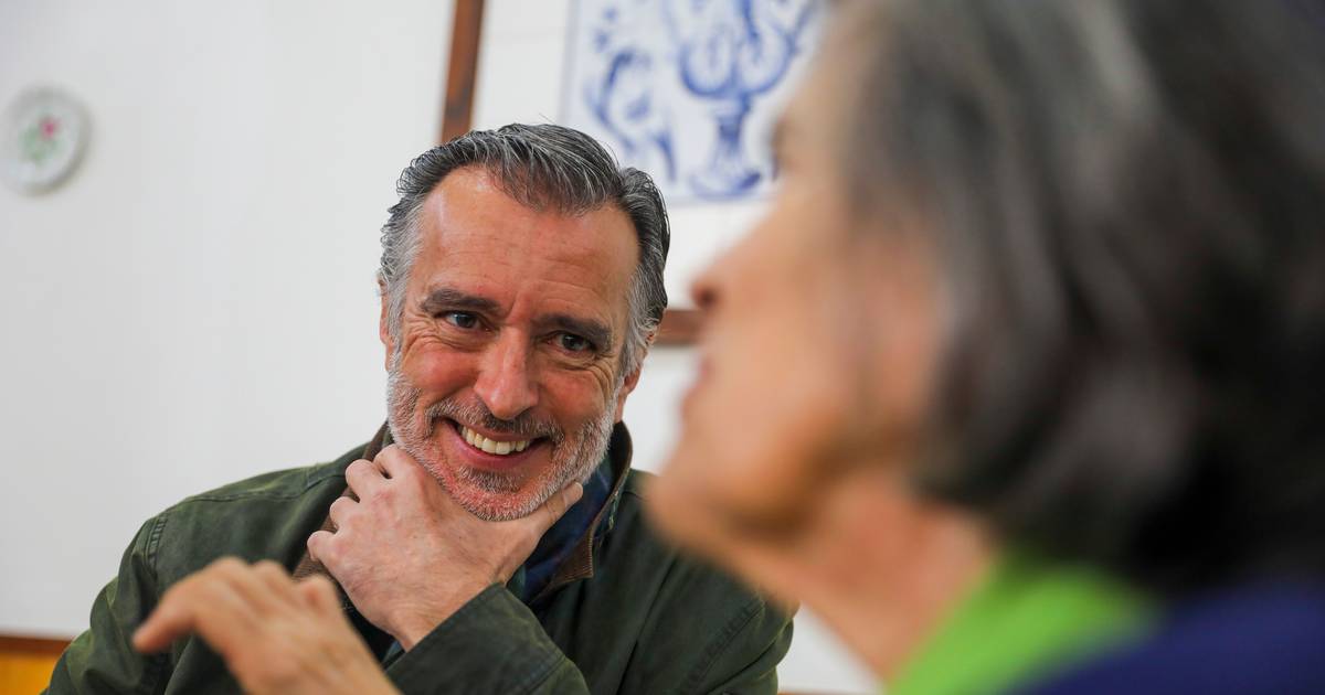 Cotrim pisca o olho aos idosos e aponta “fraqueza” a Mendes: "Se calhar, Montenegro está arrependido da escolha"