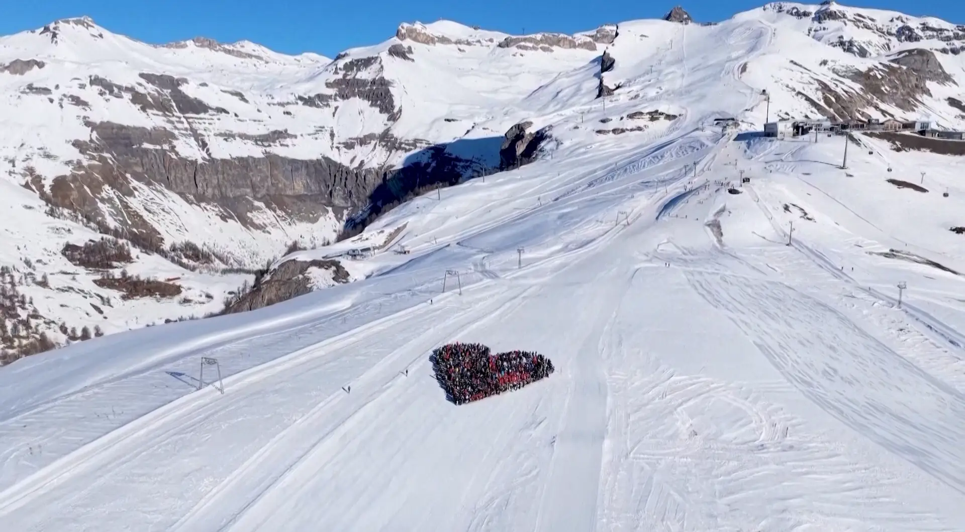 Centenas de esquiadores homenageiam vítimas do incêndio em Crans-Montana