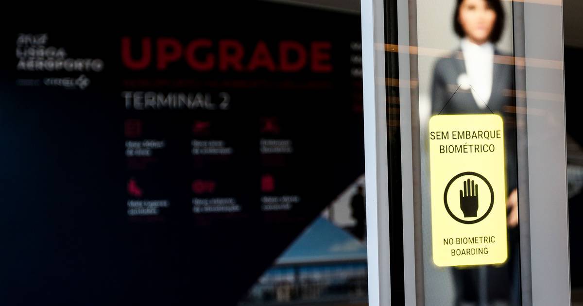 Recolha de biometria voltou a ser suspensa nas partidas dos principais aeroportos