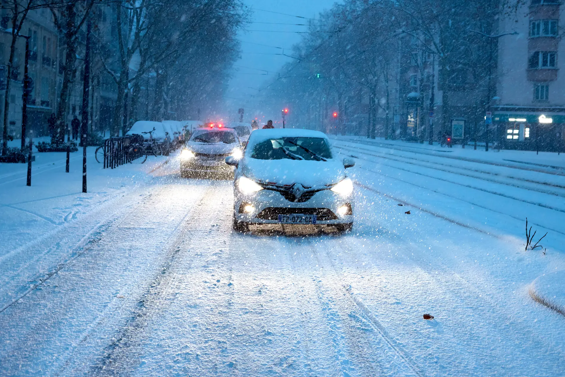 Neve intensa em Paris, França, na manhã de 7 de janeiro de 2026.