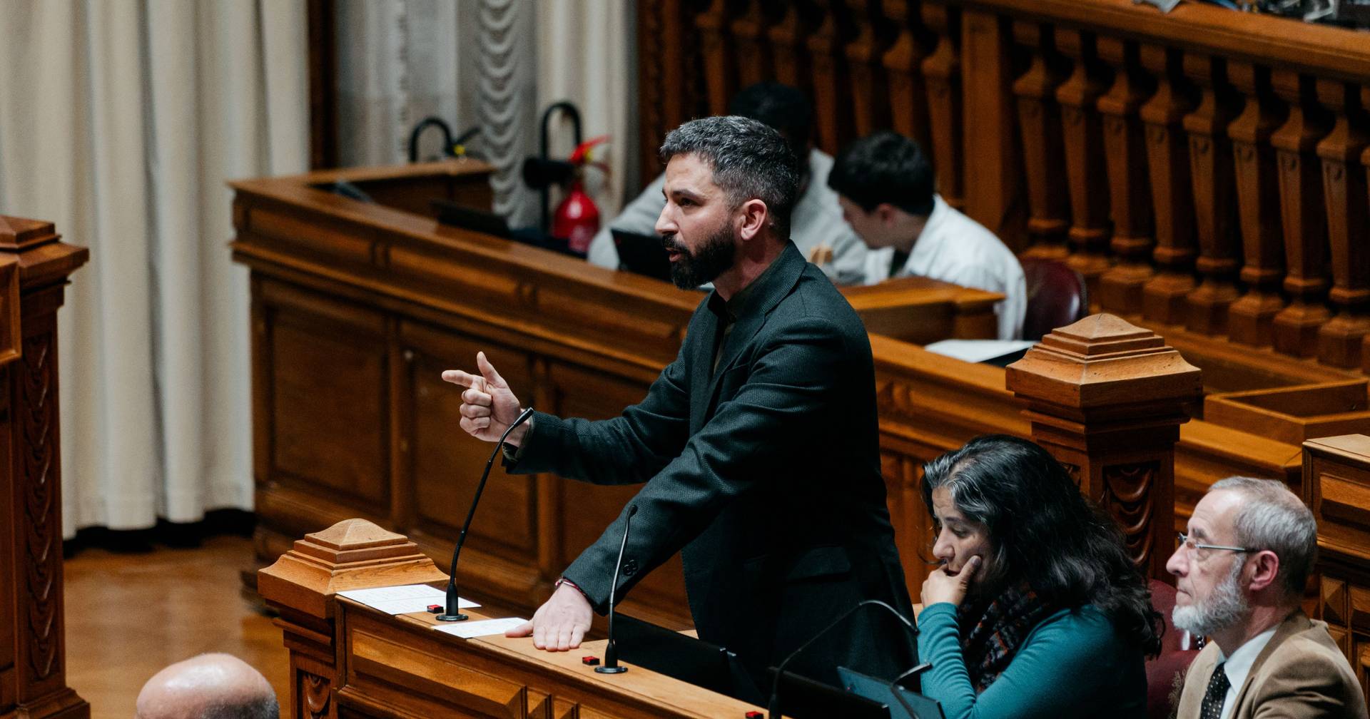 Mudanças no lay-off debatidas dia 25: “Era o que faltava os trabalhadores reconstruirem as suas casas com corte salarial” Mudanças no lay-off debatidas dia 25: “Era o que faltava os trabalhadores reconstruirem as suas casas com corte salarial”