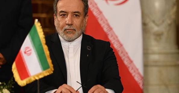 Irão: MNE apela aos países vizinhos que expulsem norte-americanos e diz que líder supremo está bem