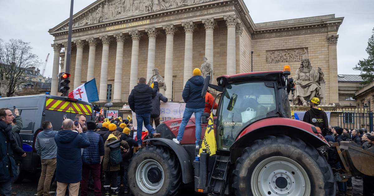 Agricultores em protesto furam barreiras em Paris contra o acordo do Mercosul
