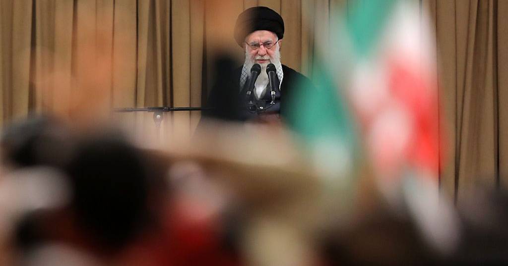 A mulher do cigarro que simboliza os protestos no Irão está longe de Teerão: é uma refugiada que vive no Canadá e já foi ameaçada