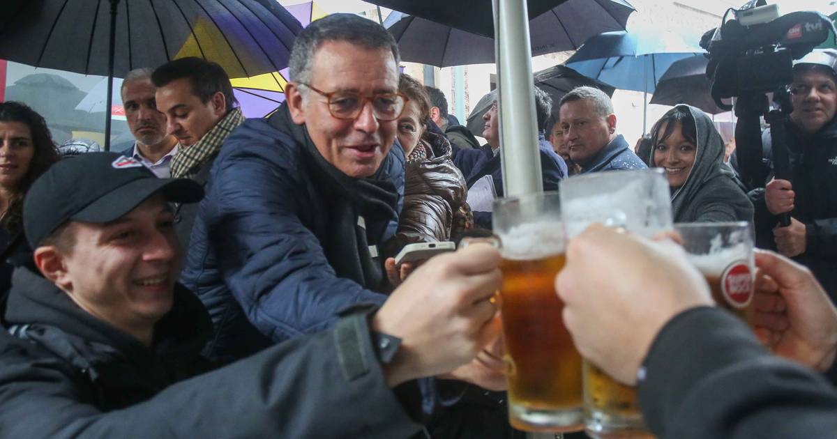 Entre cavacas e licor, Seguro critica o Governo e pede o voto dos “moderados”