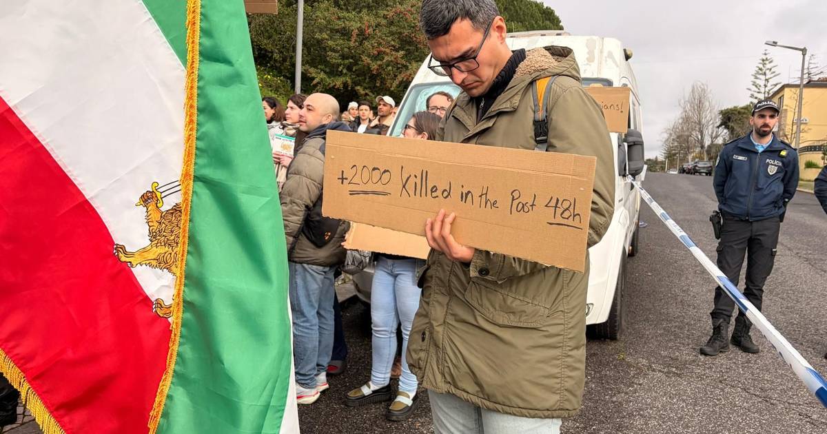 Protestos no Irão: 2000 mortes confirmadas, Trump pede aos manifestantes que “tomem as instituições” e diz que “ajuda está a caminho”