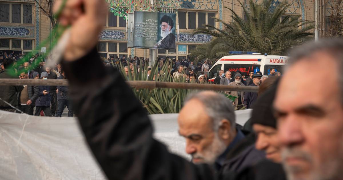 Regime iraniano aumenta repressão e diz-se preparado para a guerra, mas prefere falar com Trump a ser por ele atacado