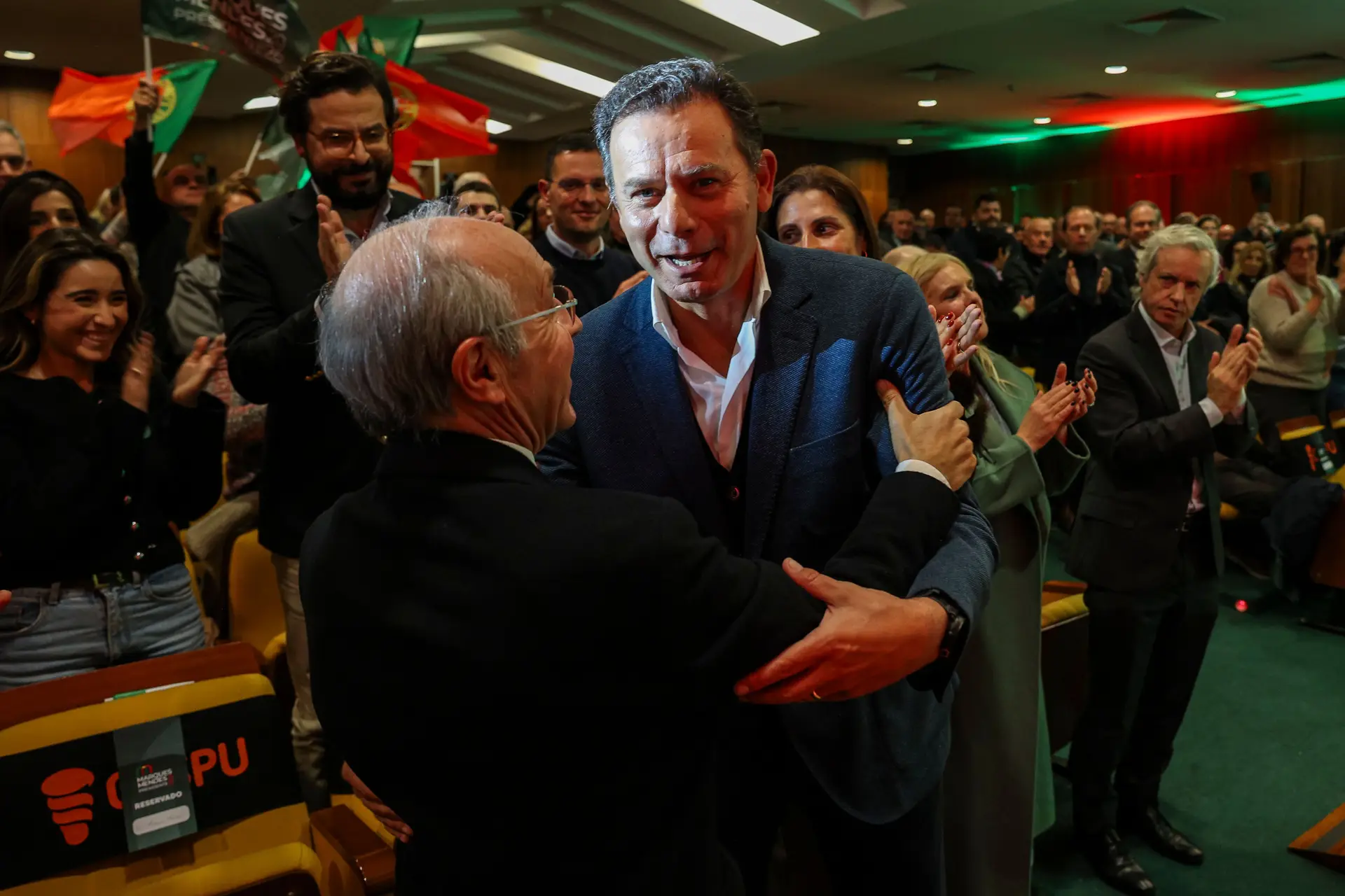 Nova sondagem e ajuda de Montenegro põem Mendes de volta na corrida