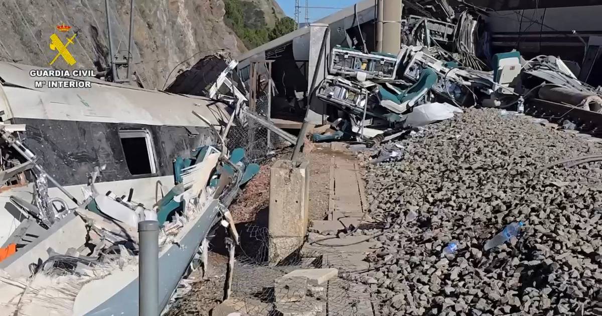 “As pessoas que estavam bem partiram o vidro e puxaram-me, tinha a cara cheia de sangue”: veja as imagens do acidente de comboio em Espanha