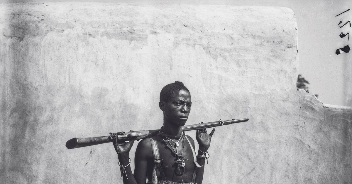 What did Veloso de Castro, the soldier-artist, photograph? More than an early 20th-century colonial history