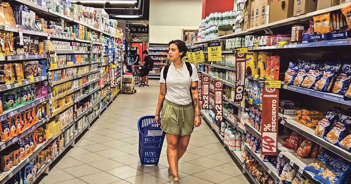 Milei corta inflação, mas famílias argentinas ainda têm de apertar o cinto