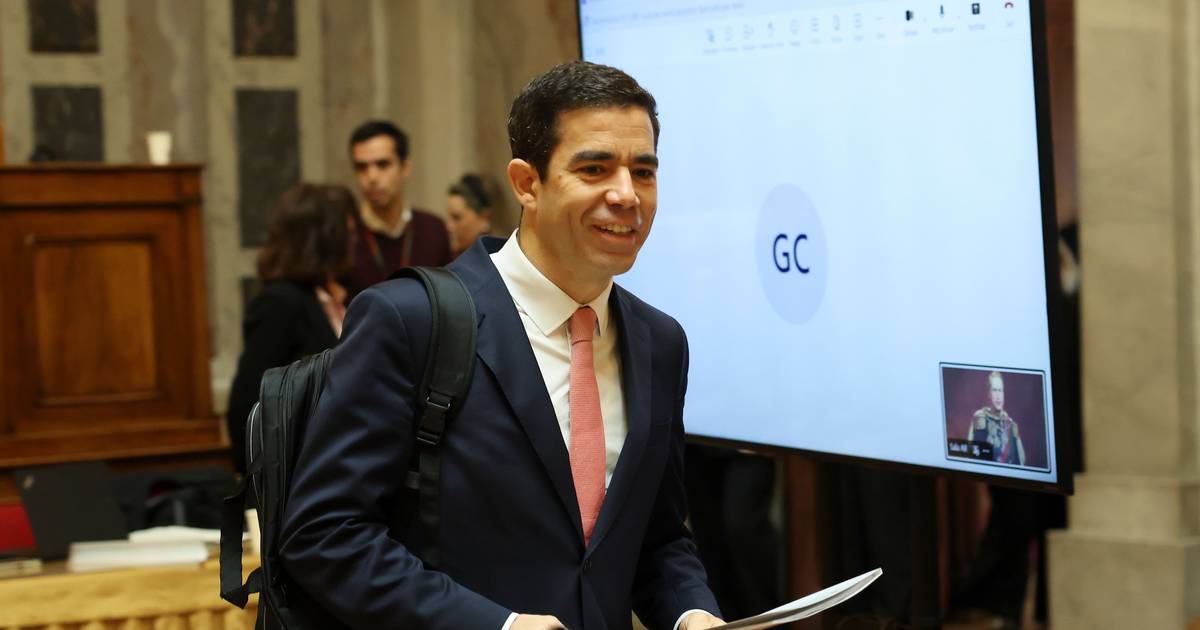 Government says there are 'sufficient' generators; Leitão Amaro says 'the situation is terrible'