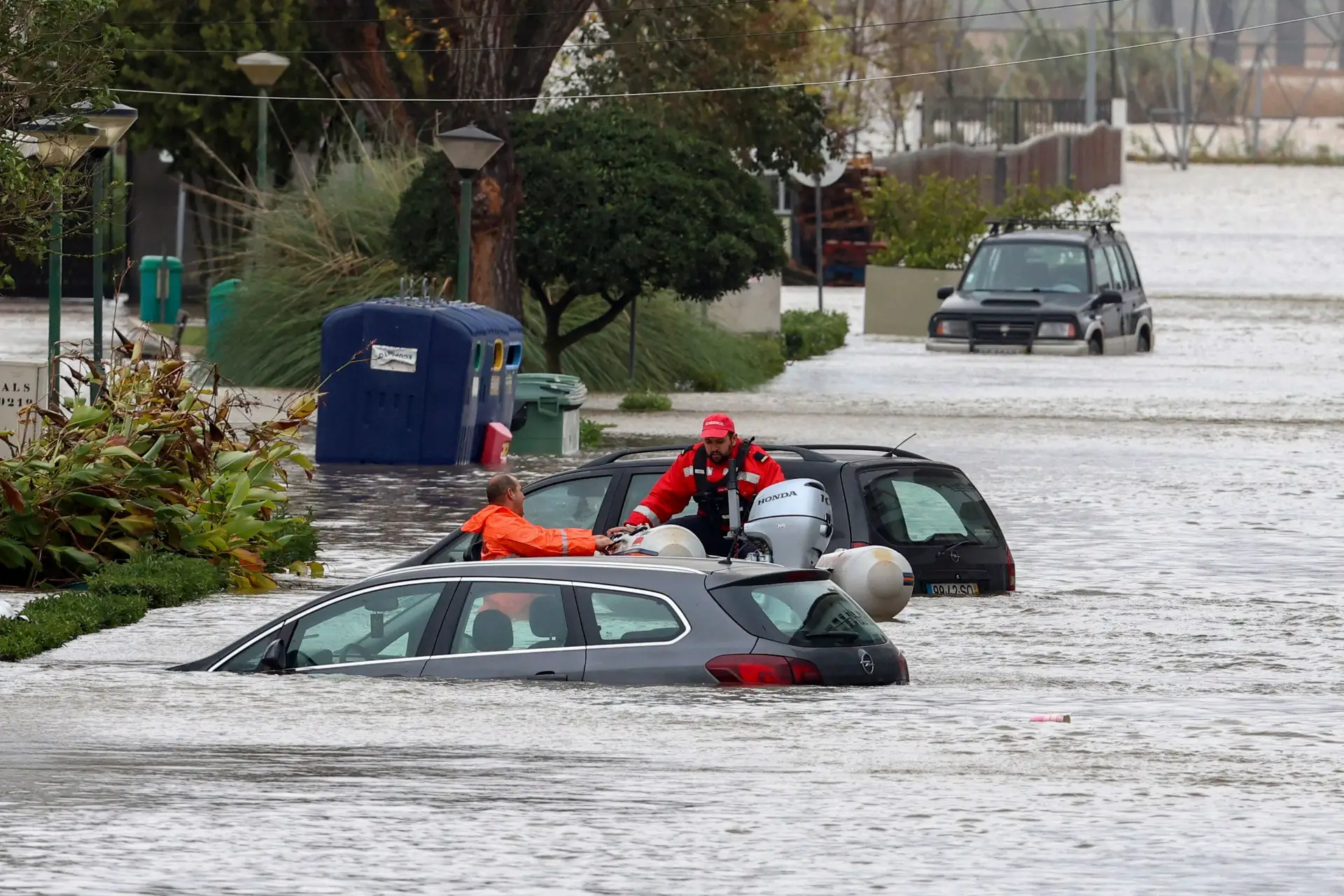 Depressão Kristin: rios galgam e várias zonas do país ficam inundadas