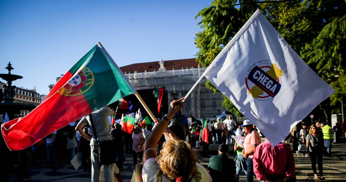 Two neo-Nazi groups took part in a Chega demonstration 'against uncontrolled immigration'