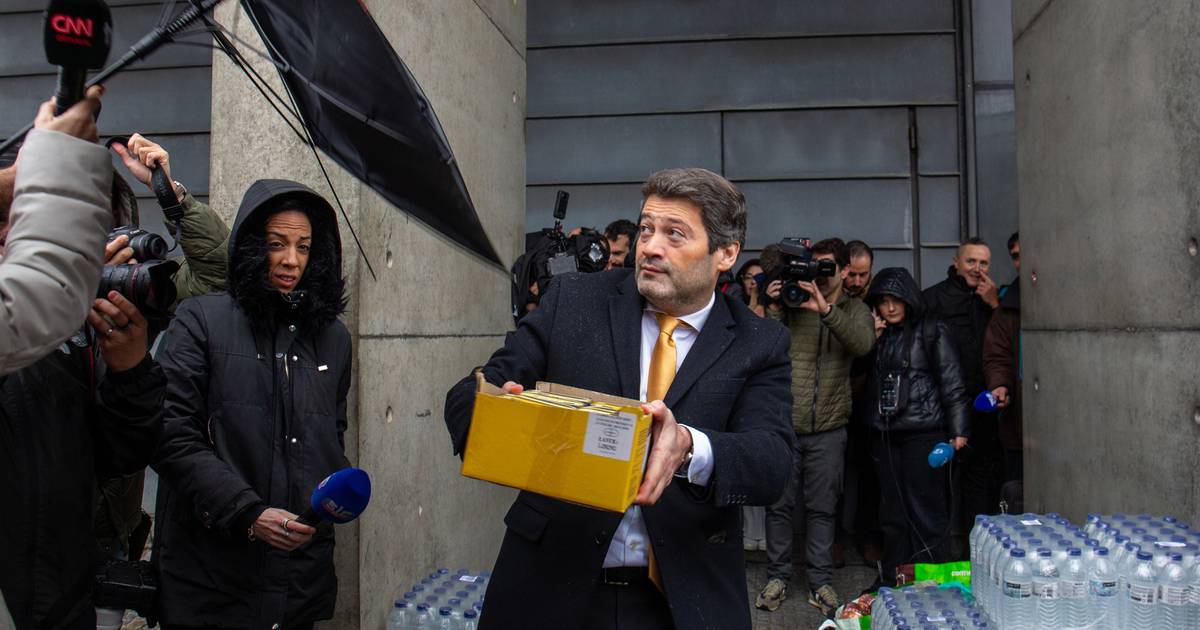 Chega adicionou chuva falsa em vídeo de André Ventura a carregar mantimentos para parecer que chovia “torrencialmente”