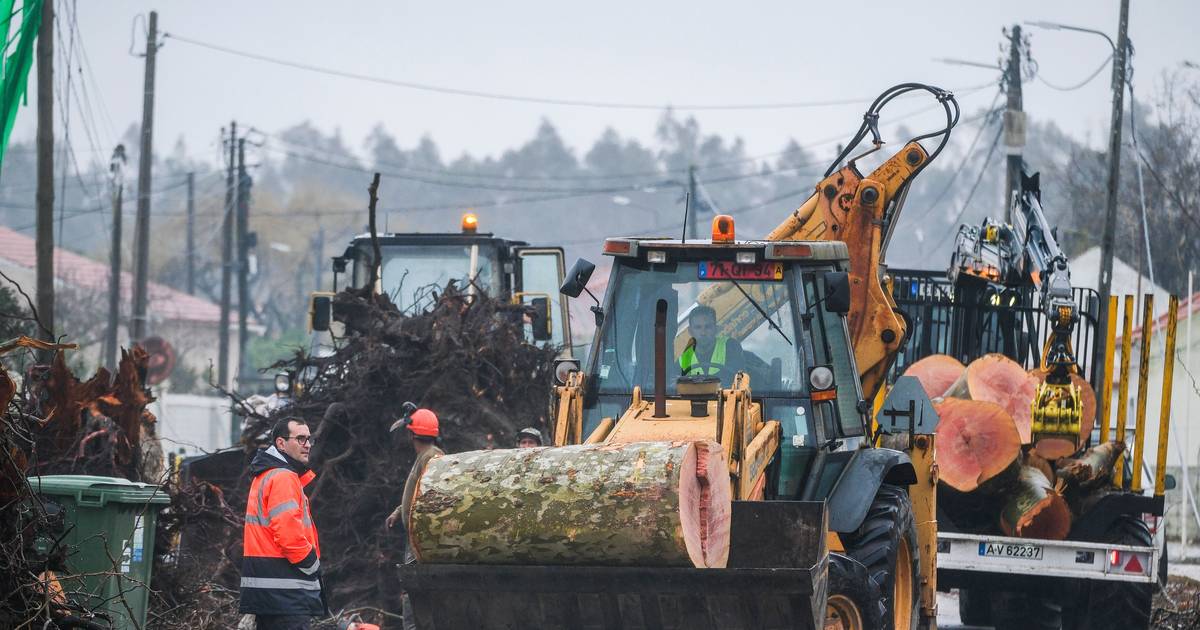 Hundreds of thousands of customers still without mobile or fixed-line network connections