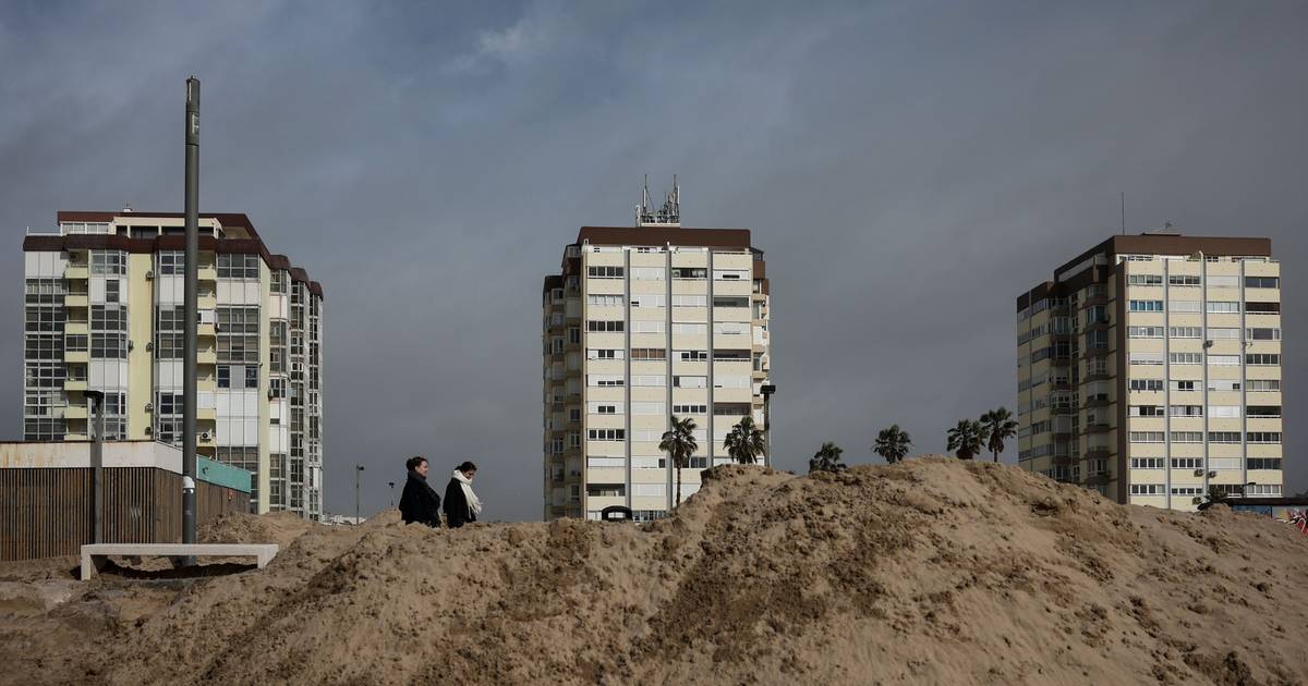 Deslizamento de terras na Costa da Caparica obriga à retirada de 31 pessoas