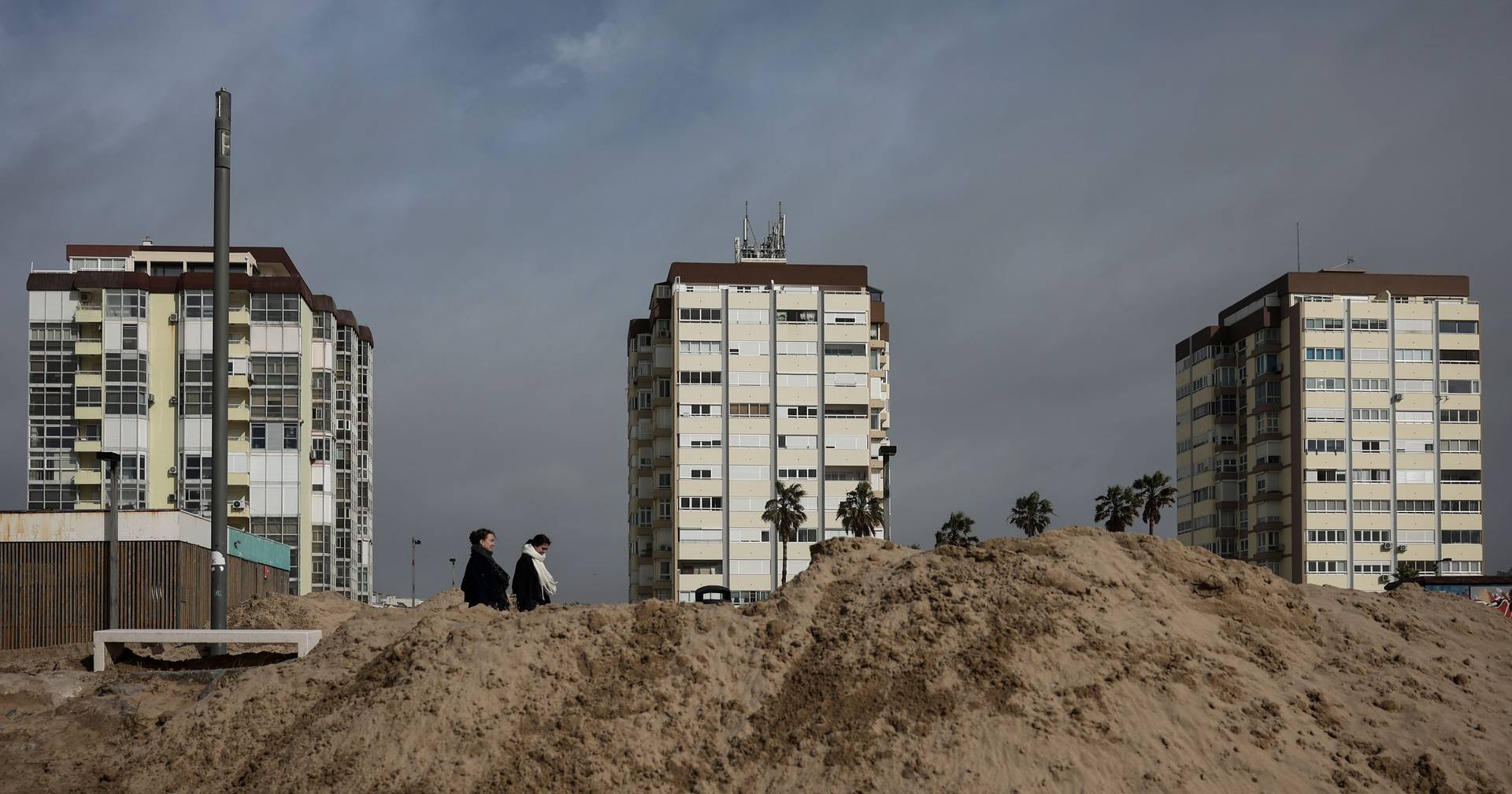 Derrocada em arriba obriga a retirar pelo menos 30 moradores na Costa de Caparica