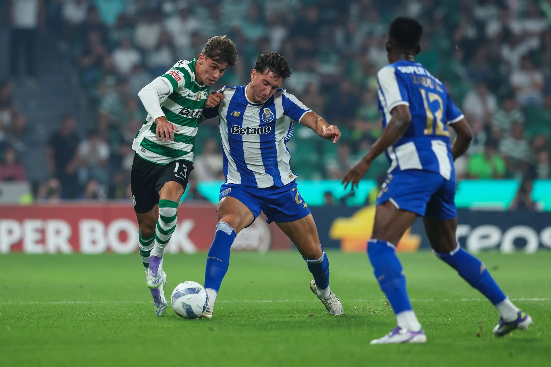 Os dragões foram a Alvalade vencer o jogo da primeira volta do campeonato, por 1-2