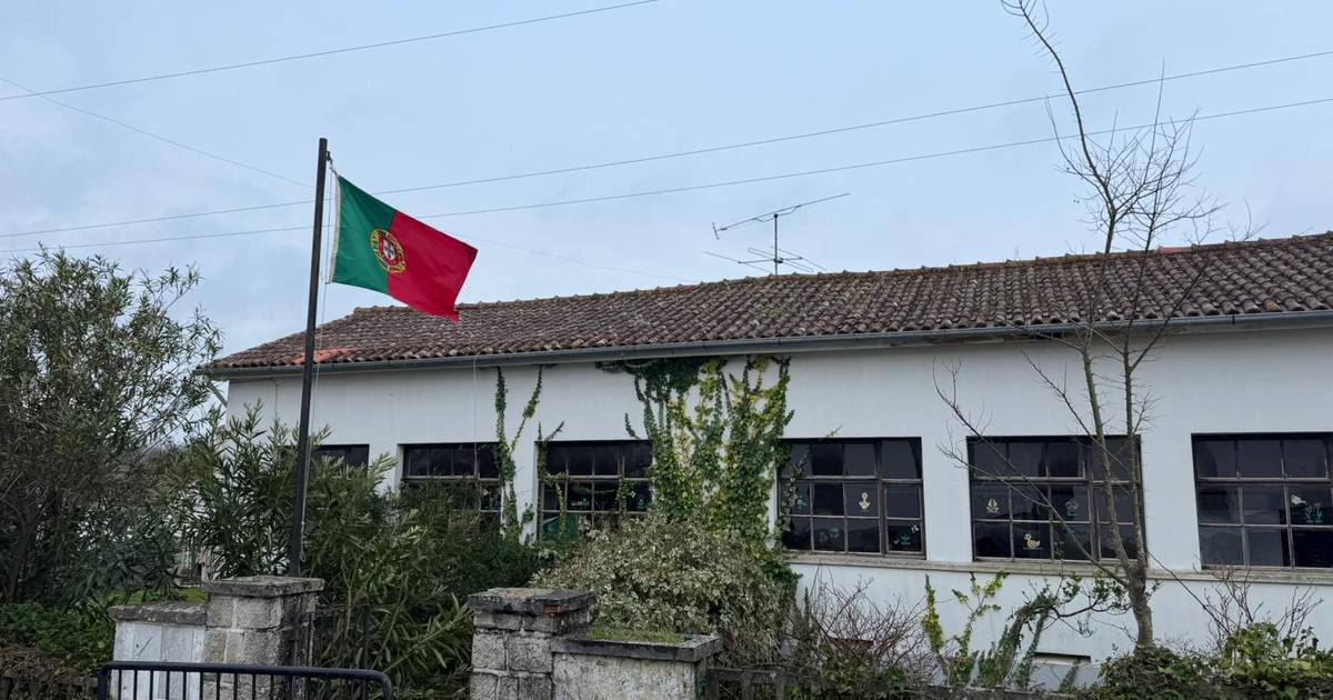 De lareira acesa e mantas às costas, aldeia da Sandoeira foi às urnas num lugar improvisado