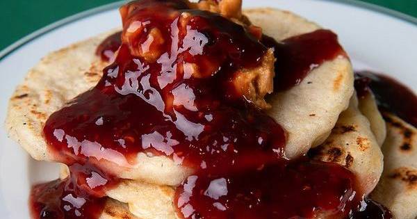 Doce tentação: como fazer panquecas com doce de morango e manteiga de amendoim