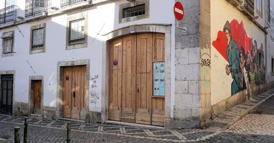 Dois bombeiros feridos em incêndio na Galeria Zé dos Bois, em Lisboa, na noite de domingo