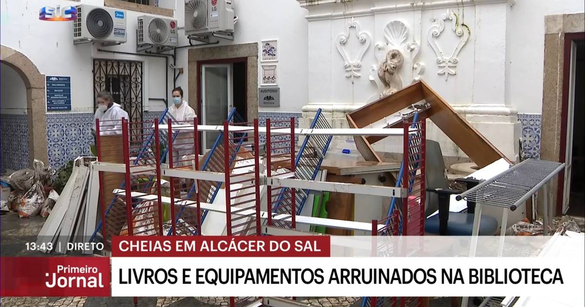 Biblioteca municipal e comércio local devastados pelas cheias em Alcácer do Sal