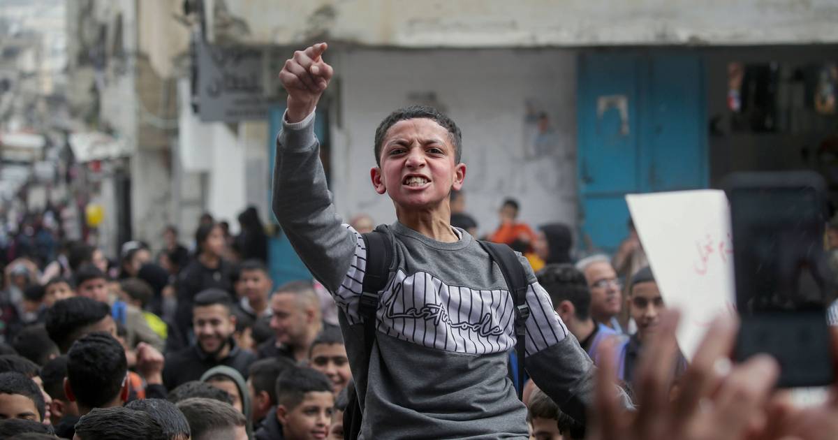 “Sentados ao telemóvel, pobres, tristes e zangados”: a escola vai desaparecendo na Cisjordânia e há uma geração ameaçada